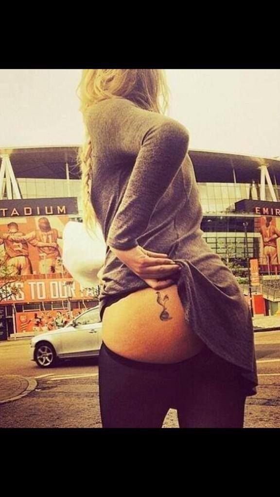 FOTO I-a tratat cu spatele! Gestul facut de o fana a lui Tottenham chiar in fata stadionului lui Arsenal_2