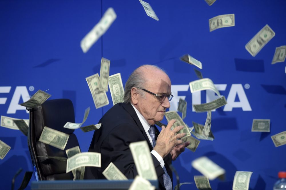 FOTO & VIDEO | Imagini incredibile surprinse la conferinta de presa a lui Sepp Blatter! Un "intrus" a aruncat cu teancul de bani in seful FIFA_1
