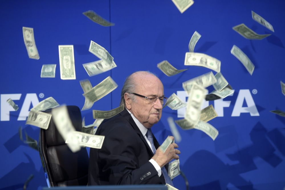 FOTO & VIDEO | Imagini incredibile surprinse la conferinta de presa a lui Sepp Blatter! Un "intrus" a aruncat cu teancul de bani in seful FIFA_2