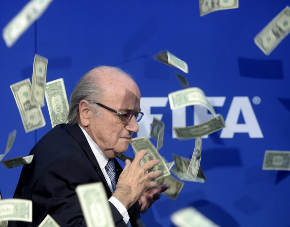 FOTO & VIDEO | Imagini incredibile surprinse la conferinta de presa a lui Sepp Blatter! Un "intrus" a aruncat cu teancul de bani in seful FIFA_3