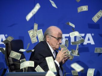 
	FOTO &amp; VIDEO | Imagini incredibile surprinse la conferinta de presa a lui Sepp Blatter! Un &quot;intrus&quot; a aruncat cu teancul de bani in seful FIFA
