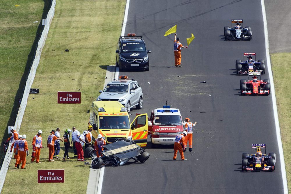 FOTO Formula 1, la un pas de o noua TRAGEDIE! Perez s-a rasturnat spectaculos la cateva zile dupa inmormantarea lui Bianchi_1