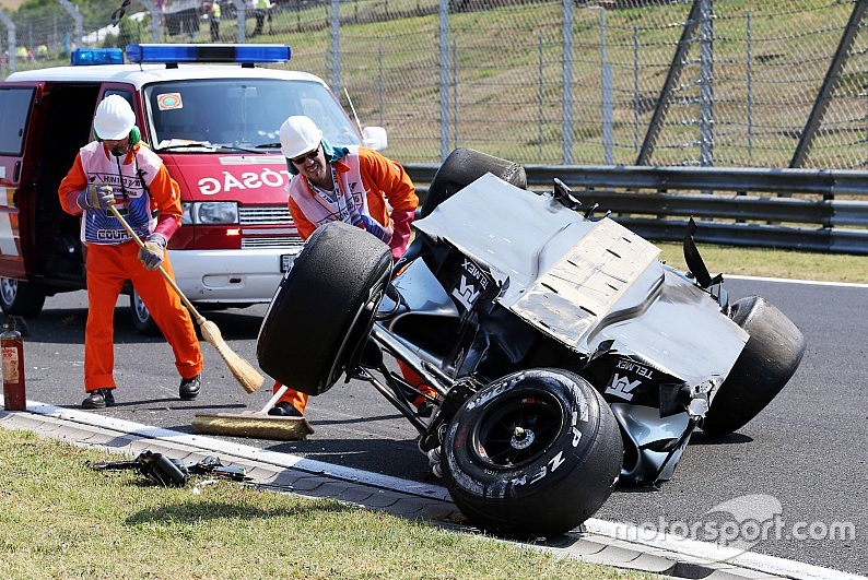 FOTO Formula 1, la un pas de o noua TRAGEDIE! Perez s-a rasturnat spectaculos la cateva zile dupa inmormantarea lui Bianchi_4