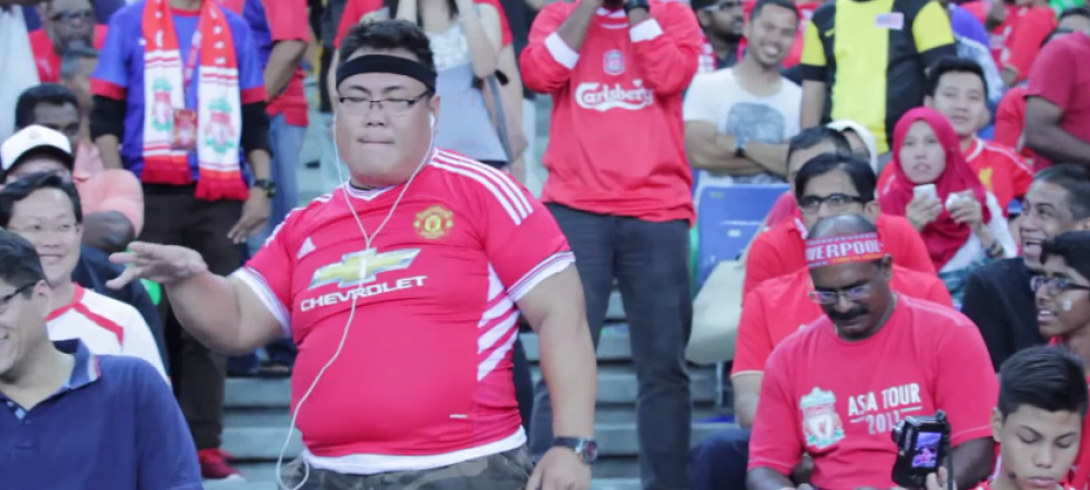 Ce face acest fan al lui Manchester United in mijlocul a 50.000 de fani ai lui Liverpool. Clipul a devenit viral instant - VIDEO