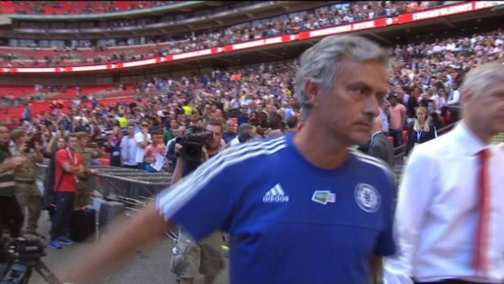 Moment INCREDIBIL in Anglia! Mourinho, umilit de Wenger! De nervi, portughezul si-a aruncat medalia in tribuna! VIDEO_1
