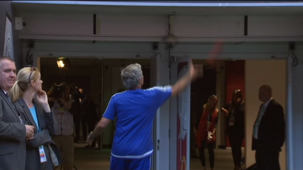 Moment INCREDIBIL in Anglia! Mourinho, umilit de Wenger! De nervi, portughezul si-a aruncat medalia in tribuna! VIDEO_3