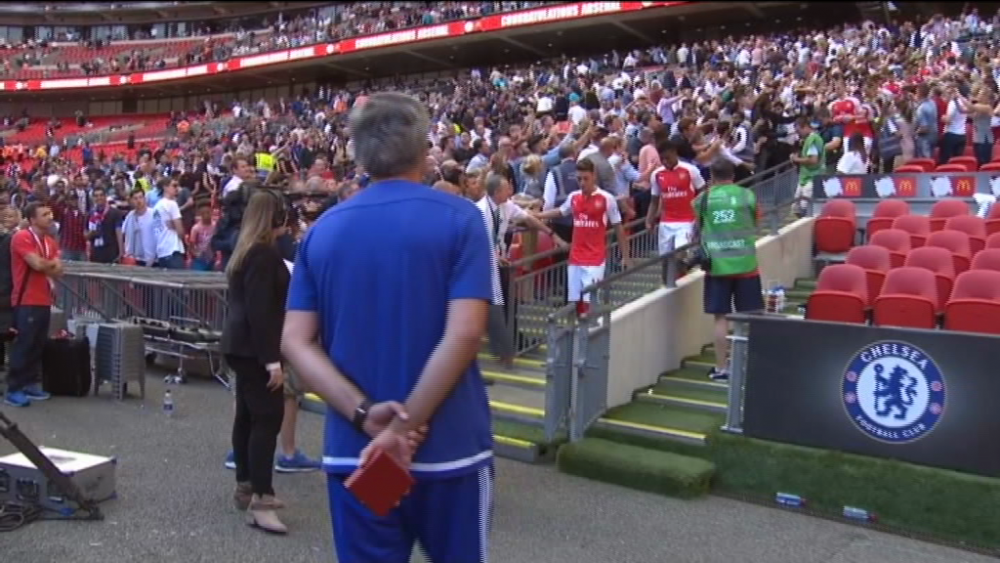 Moment INCREDIBIL in Anglia! Mourinho, umilit de Wenger! De nervi, portughezul si-a aruncat medalia in tribuna! VIDEO_4