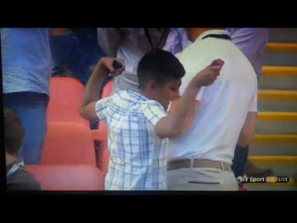 Reactia senzationala a acestui copil dupa ce Mourinho i-a aruncat medalia de "LOSER" din meciul cu Arsenal. FOTO_1