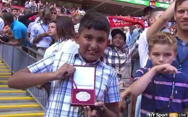 Reactia senzationala a acestui copil dupa ce Mourinho i-a aruncat medalia de "LOSER" din meciul cu Arsenal. FOTO_4