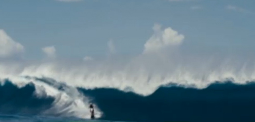 Imagini ireale! Dublura lui James Bond in ultimul film si-a modificat motocileta si face surf pe valuri uriase: VIDEO_3