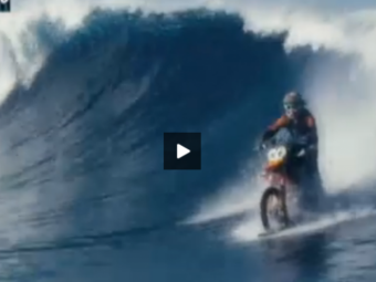 
	Imagini ireale! Dublura lui James Bond in ultimul film si-a modificat motocileta si face surf pe valuri uriase: VIDEO
