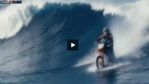 
	Imagini ireale! Dublura lui James Bond in ultimul film si-a modificat motocileta si face surf pe valuri uriase: VIDEO
