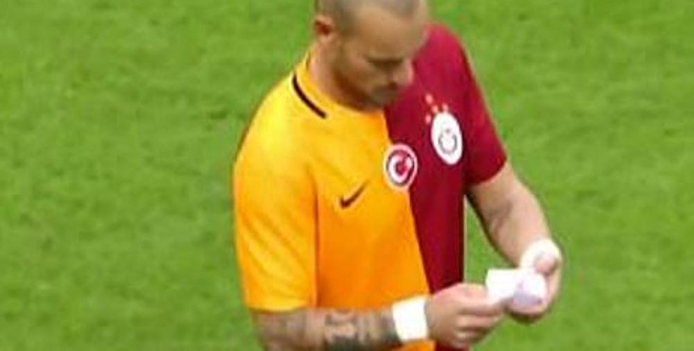 Faza unica in fotbal! Sneijder a primit un biletel pe teren de la antrenorul ADVERSAREI! Ce scria in el_2