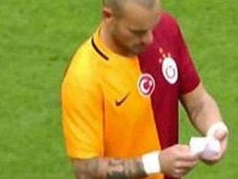 
	Faza unica in fotbal! Sneijder a primit un biletel pe teren de la antrenorul ADVERSAREI! Ce scria in el
