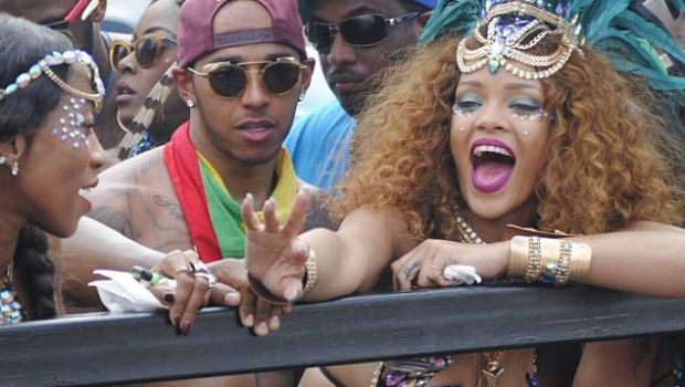Rihanna petrece doar cu sportivi. Dupa Benzema, cantareta a fost vazuta alaturi de Hamilton la carnaval