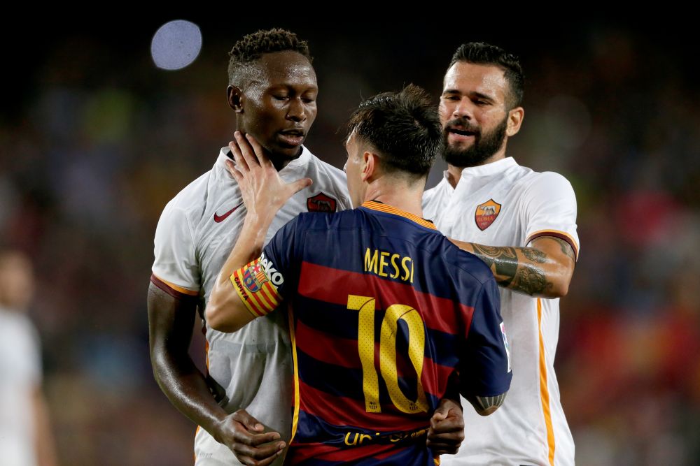Scene incredibile pe teren in amicalul Barcei cu Roma! Messi a luat de gat un adversar si i-a dat un cap in gura. VEZI IMAGINI_1