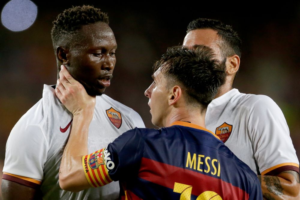 Scene incredibile pe teren in amicalul Barcei cu Roma! Messi a luat de gat un adversar si i-a dat un cap in gura. VEZI IMAGINI_2