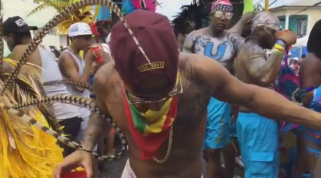 Hamilton, chef nebun in Barbados! Bea, fumeaza si danseaza: "Zero f**** given!"  Imaginile care fac senzatie pe net VIDEO_4