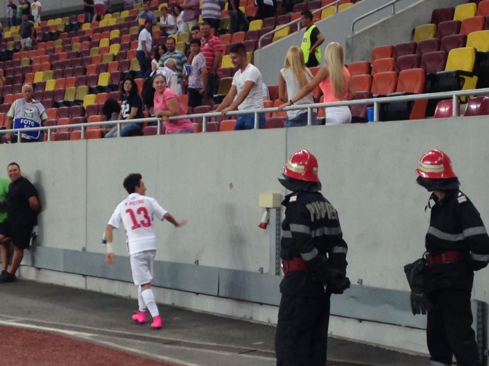 "Pupa-le, baaa" :) Micutul Patrick are priza mare la fete! Ce s-a intamplat la finalul meciului cu Steaua: FOTO_1