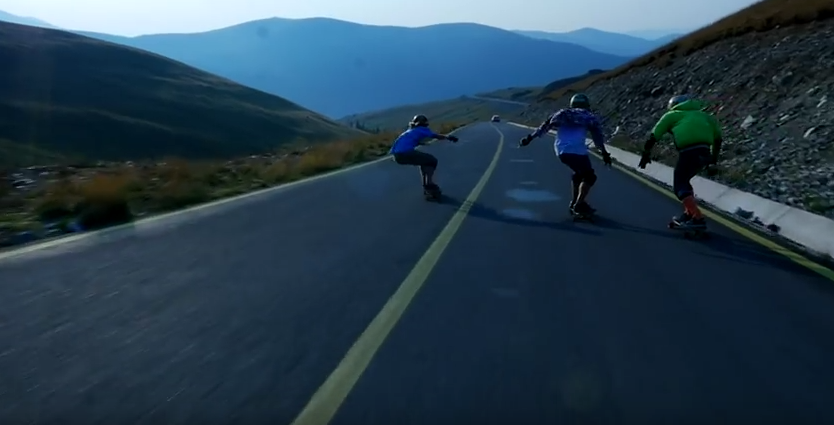 Imagini SENZATIONALE! S-au dat cu skate-ul la 2000m pe Transalpina, cea mai inalta sosea din Romania! VIDEO_1