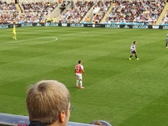 
	Imaginea saptamanii in Premier League! Ce facea un suporter in timpul meciului Newcastle - Arsenal. :) FOTO&nbsp;
