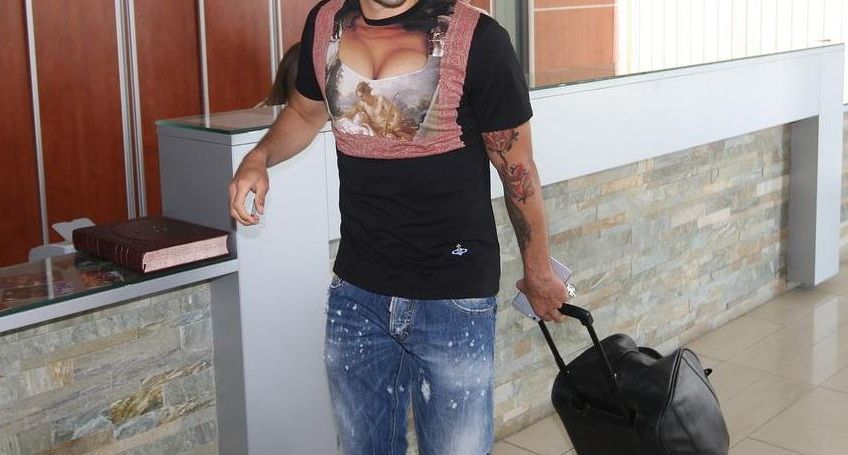Mai ridicol nu se poate! Ce tricou a putut sa aiba un jucator din Premier League pe aeroport! FOTO_1