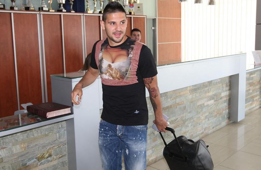 Mai ridicol nu se poate! Ce tricou a putut sa aiba un jucator din Premier League pe aeroport! FOTO_2