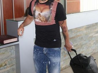 
	Mai ridicol nu se poate! Ce tricou a putut sa aiba un jucator din Premier League pe aeroport! FOTO
