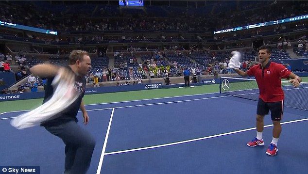 Scene senzationale cu Djokovic la US Open. Ce a facut cu un fan pe teren dupa victoria din turul 2_2