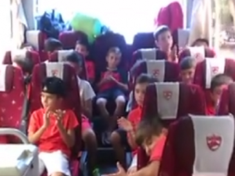 
	Au invatat de la Rosenborg! Nebunie in microbuzul juniorilor de la Dinamo: ce melodie au cantat VIDEO

