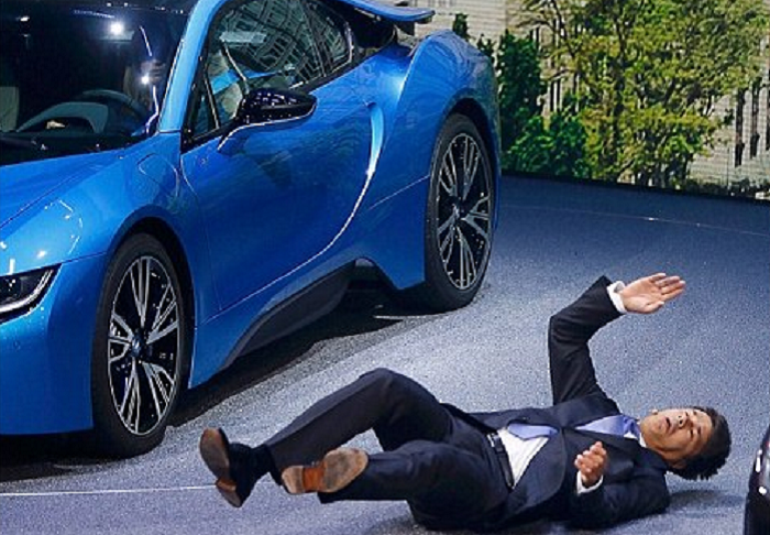Imaginile care au creat panica la Salonul Auto de la Frankfurt: CEO-ul BMW a cazut pe scena in timpul prezentarii noului i8 VIDEO_2