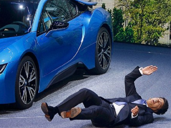 
	Imaginile care au creat panica la Salonul Auto de la Frankfurt: CEO-ul BMW a cazut pe scena in timpul prezentarii noului i8 VIDEO
