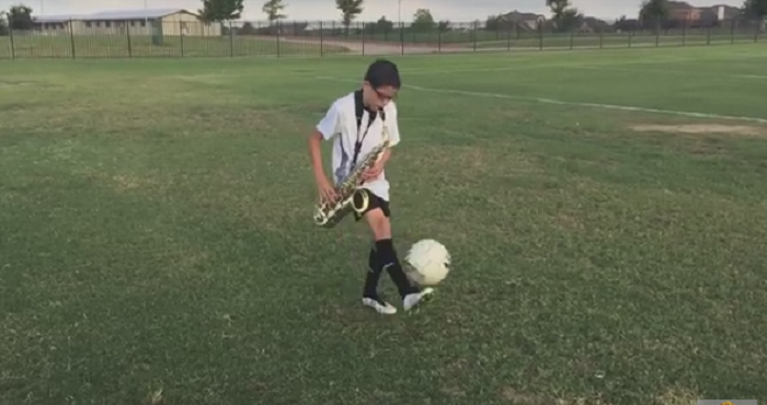 Baiatul de 11 ani care a devenit vedeta pe net e GENIAL: tine pe picior in timp ce canta la saxofon! VIDEO_2