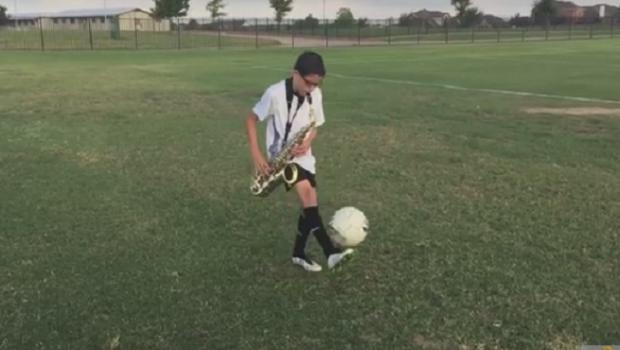
	Baiatul de 11 ani care a devenit vedeta pe net e GENIAL: tine pe picior in timp ce canta la saxofon! VIDEO 

