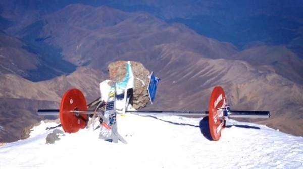Cea mai mare nebunie din istoria alpinismului! Un rus a urcat pe cel mai inalt varf din Europa cu o haltera de 75kg in spate_1