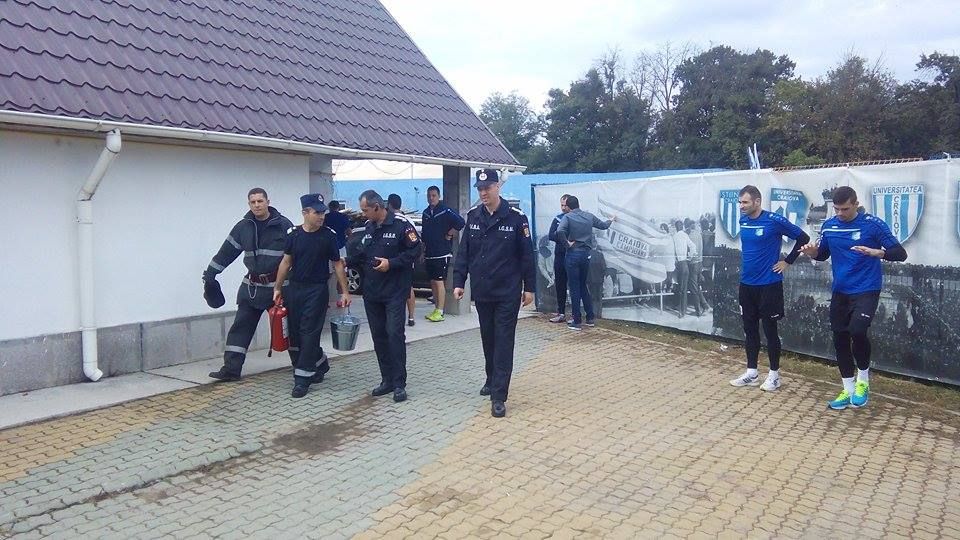 Incident bizar cu doar o ora inaintea meciului CSU Craiova - Pandurii. Jucatorii oaspeti, evacuati din vestiar. Ce s-a intamplat: FOTO_3