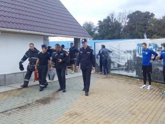 
	Incident bizar cu doar o ora inaintea meciului CSU Craiova - Pandurii. Jucatorii oaspeti, evacuati din vestiar. Ce s-a intamplat: FOTO
