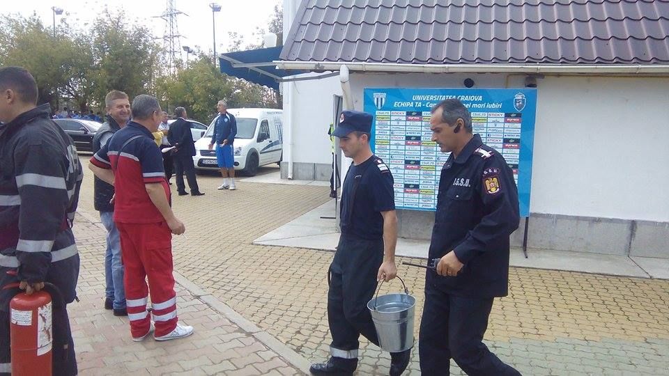 Incident bizar cu doar o ora inaintea meciului CSU Craiova - Pandurii. Jucatorii oaspeti, evacuati din vestiar. Ce s-a intamplat: FOTO_4
