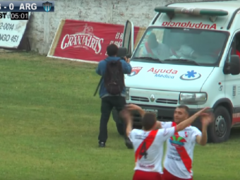 
	Ai vazut ceva mai GENIAL? :) A dat gol si s-a urcat direct in ambulanta. Cum s-a bucurat un argentinian dupa reusita: VIDEO
