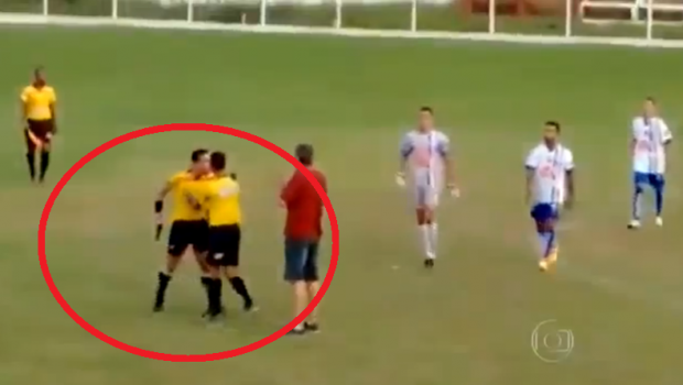 
	Mai ai curaj sa protestezi? :)) Scena absolut halucinanta la un meci de fotbal: arbitrul a scos pistolul si a inceput sa-i ameninte pe jucatori
