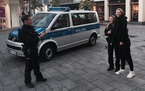 FOTO | Maria Sharapova, trasa pe dreapta de Politie! Insa nu pentru amenda, ci pentru poze :)_2