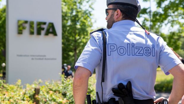 
	Procesul continua, FIFA se afunda si mai rau: elvetienii au autorizat extradarea in SUA a unui nou oficial. FBI-ul ancheteaza Federatia Internationala
