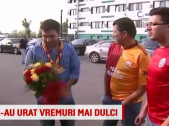 
	VIDEO | Gica Popescu a avut parte de o vizita neasteptata la Jilava, chiar de ziua sa: fanii Galatei au mers cu flori si baclavale
