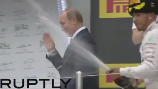 
	Cine mai are curaj sa faca asta? :) Bodyguarzii lui Putin au reactionat imediat cand au vazut ce ii face Hamilton presedintelui Rusiei VIDEO
