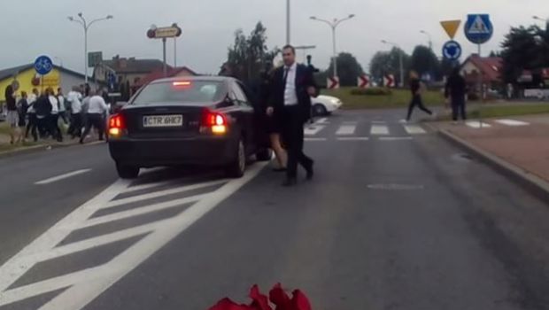 
	HAOS pe strazile din Varsovia! Ce se intampla cand fanii Legiei si cei ai Wislei se intalnesc la o nunta! VIDEO
