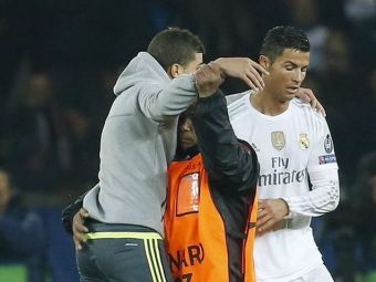 
	Faza care nu s-a vazut la TV: un suporter a vrut sa-l atinga pe Ronaldo, dar a fost oprit de stewarzi. Cum a reactionat portughezul
