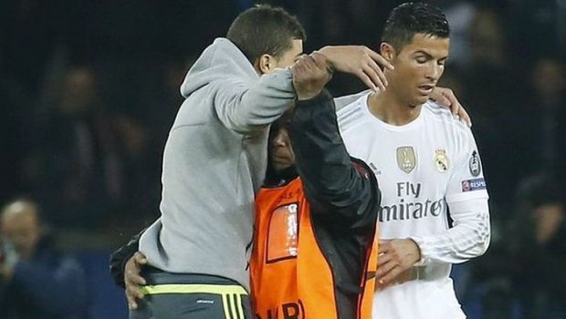 
	Faza care nu s-a vazut la TV: un suporter a vrut sa-l atinga pe Ronaldo, dar a fost oprit de stewarzi. Cum a reactionat portughezul
