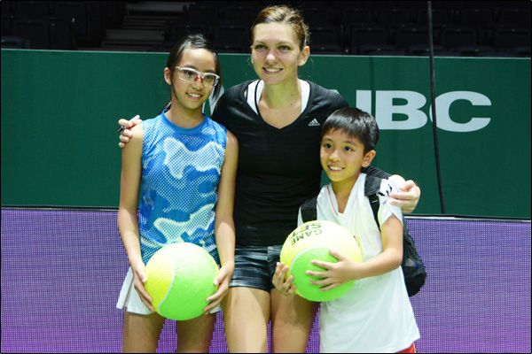 Simona Halep s-a intalnit cu fanii la Singapore inainte de Turneul Campioanelor! Surpriza de care a avut parte_3