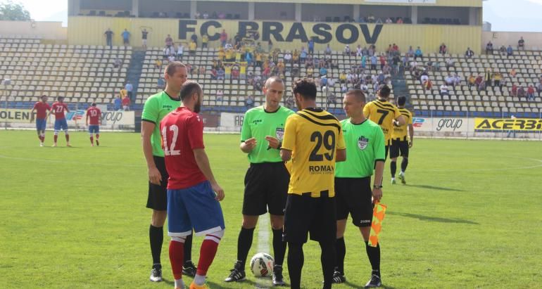 Se intampla in Romania! Jucatorii lui FC Brasov, jefuiti in timpul meciului cu Mioveni, de astazi: hotii le-au luat banii, telefoanele si actele_1