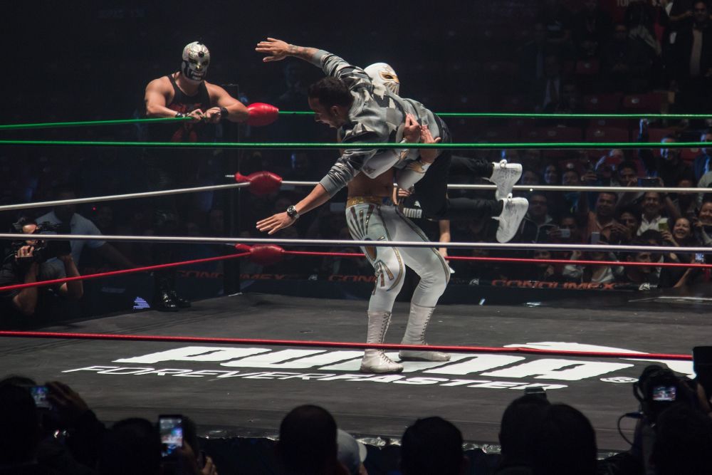 Hamilton, asa cum nu l-ai mai vazut niciodata! A urcat in ringul de wrestling si l-a facut "praf" pe mexicanul Mistico! VIDEO_2